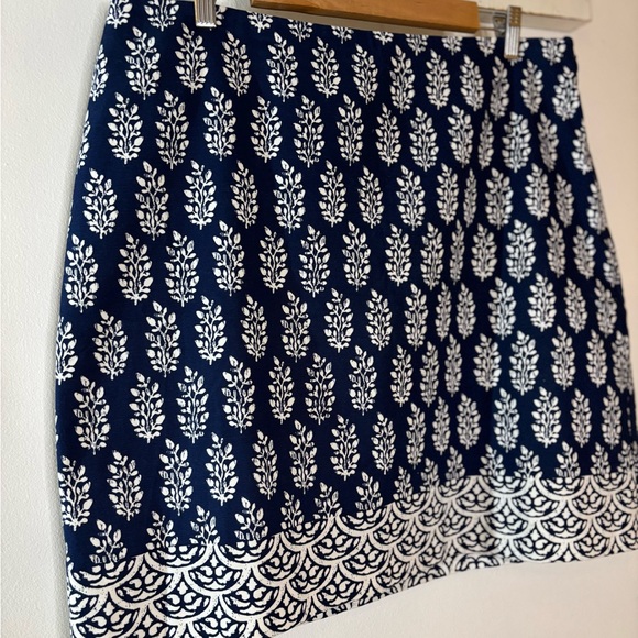 Talbots Navy and White Floral Pencil Skirt - Picture 2 of 8